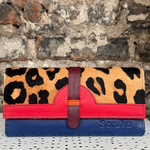 Load image into Gallery viewer, Soruka Half Moon Purse
