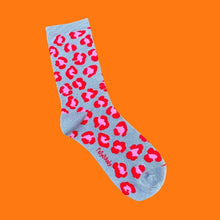 Load image into Gallery viewer, Bamboo Pink &amp; Red Leopard Print Socks with Seamless Toe
