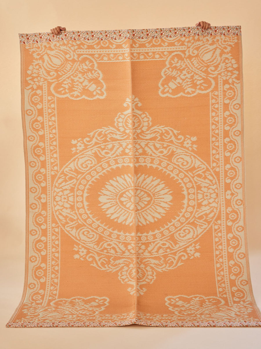 Recycled Plastic Rug in Off White and Coral with Flower Edge