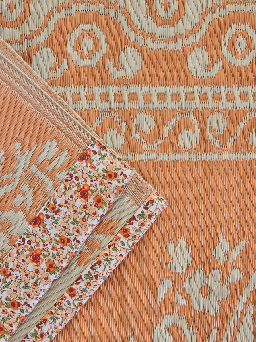 Recycled Plastic Rug in Off White and Coral with Flower Edge