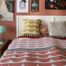 Load image into Gallery viewer, Kamelia Large Blanket - Pink
