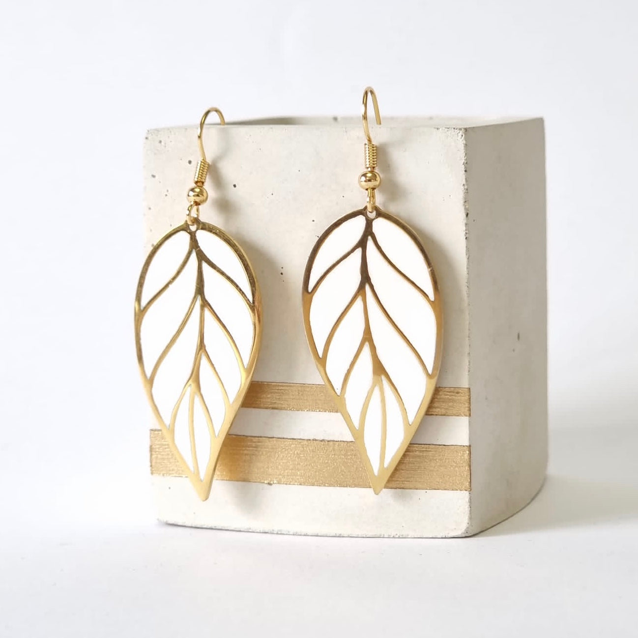 Large leaf earrings - White